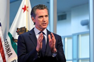El gobernador de California dice que las escuelas pueden reiniciar a fines de julio