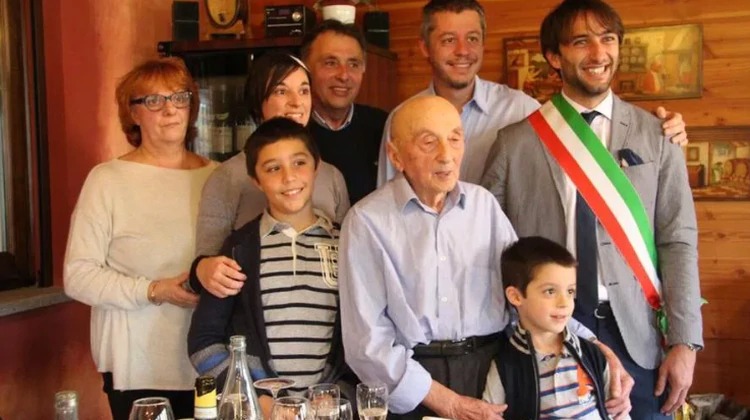El abuelo italiano que murió “de tristeza” a los 106 años al no poder abrazar a su familia por el coronavirus