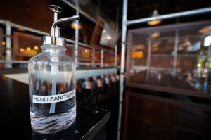 La FDA pide a los fabricantes que hagan el desinfectante de manos menos atractivo para beber