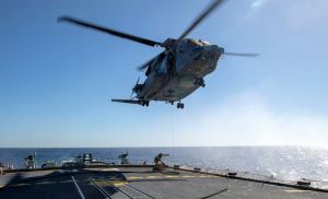 Al menos un muerto y cinco desaparecidos tras estrellarse helicóptero de la Otan en mar Jónico