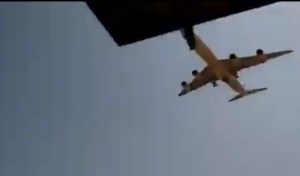 EN VIDEO: Captan el momento de la llegada a Punto Fijo del avión iraní de Mahan Air