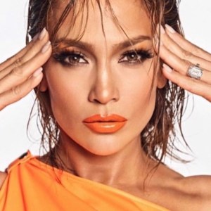 Con el cabello rizado y sin una gota de maquillaje: Así celebró Jennifer Lopez el Día de la Tierra