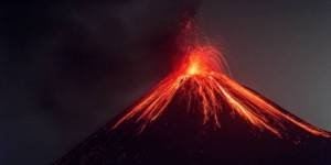 De la calma al terror: Entró en erupción el legendario volcán Krakatoa en Indonesia (VIDEOS)