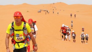El maratonista que bebió su orina y comió murciélagos para sobrevivir tras perderse en el Sahara