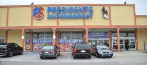Un hombre de Florida y el Presidente Supermarkets se unen para pagar los alimentos de los clientes