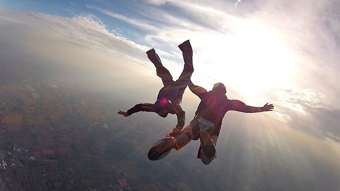 VIRAL: El momento en que un paracaidista es noqueado en el aire y su compañero “vuela” a socorrerlo (VIDEO)