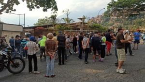 Vecinos de Lomas del Ávila protestaron por no tener agua en más de dos semanas #27Abr