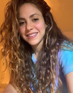 “¡Ahora compón canciones con lo aprendido!”: Shakira se graduó de un curso de Filosofía antigua