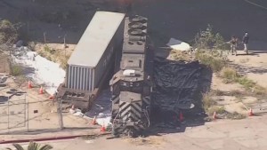 Hombre intenta descarrilar tren para destruir barco hospitalario en Los Ángeles