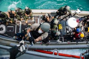 EN FOTOS: La capacitación del equipo táctico del USS Detroit, el buque de combate desplegado en el Caribe