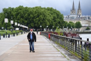 Francia se resiste a generalizar uso obligatorio de mascarillas en la calle