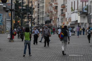 Covid-19 y crisis económica provocan debacle en los comercios de Venezuela