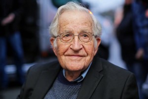 El mundo que viene: “EEUU corre hacia el precipicio”, alerta el reconocido filósofo Noam Chomsky