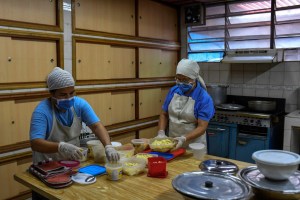 Golpeados por la crisis y el coronavirus, comedores escolares en Venezuela cocinan para llevar (Fotos)