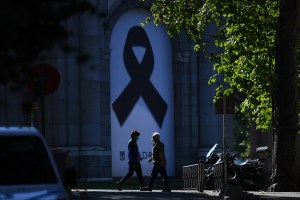 España, de luto oficial, recuerda en silencio a los muertos por la pandemia