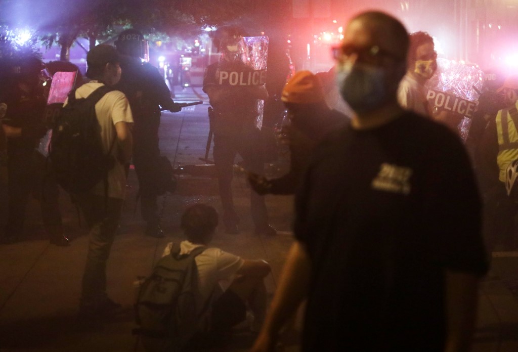 La violencia divide a los manifestantes en medio del caos en Minneapolis