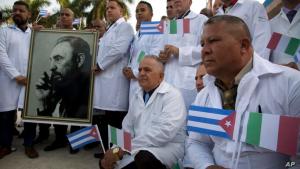 ¿Qué hay detrás del envío de médicos cubanos al extranjero para luchar contra el coronavirus?