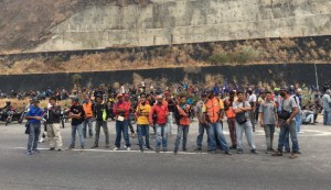 Motorizados protestan en la autopista Gran Mariscal de Ayacucho por falta de gasolina #26May (Fotos)