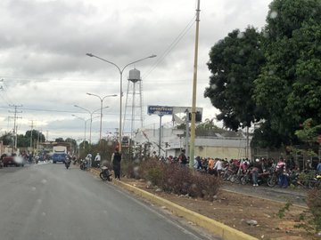 ¿Y la cuarentena? La kilométrica cola de motorizados en Maracay para surtir gasolina #27May (FOTOS)