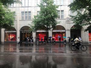Comienza la reapertura en Suiza: En Zúrich hacen colas para ingresar a las tiendas de lujo (FOTOS)