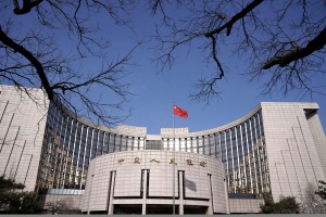 El banco central de China anuncia más medidas para apoyar a la economía devastada por el virus