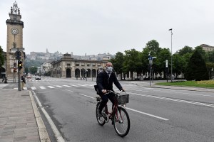 Italia reabre comercios y restaurantes y permite movimiento en la región