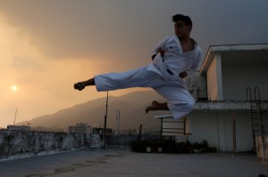 Campeón de karate venezolano entrena entre sofás y taburetes para no perder el ritmo (Fotos)