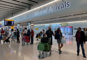 Reino Unido comienza a aplicar una cuarentena a los viajeros internacionales