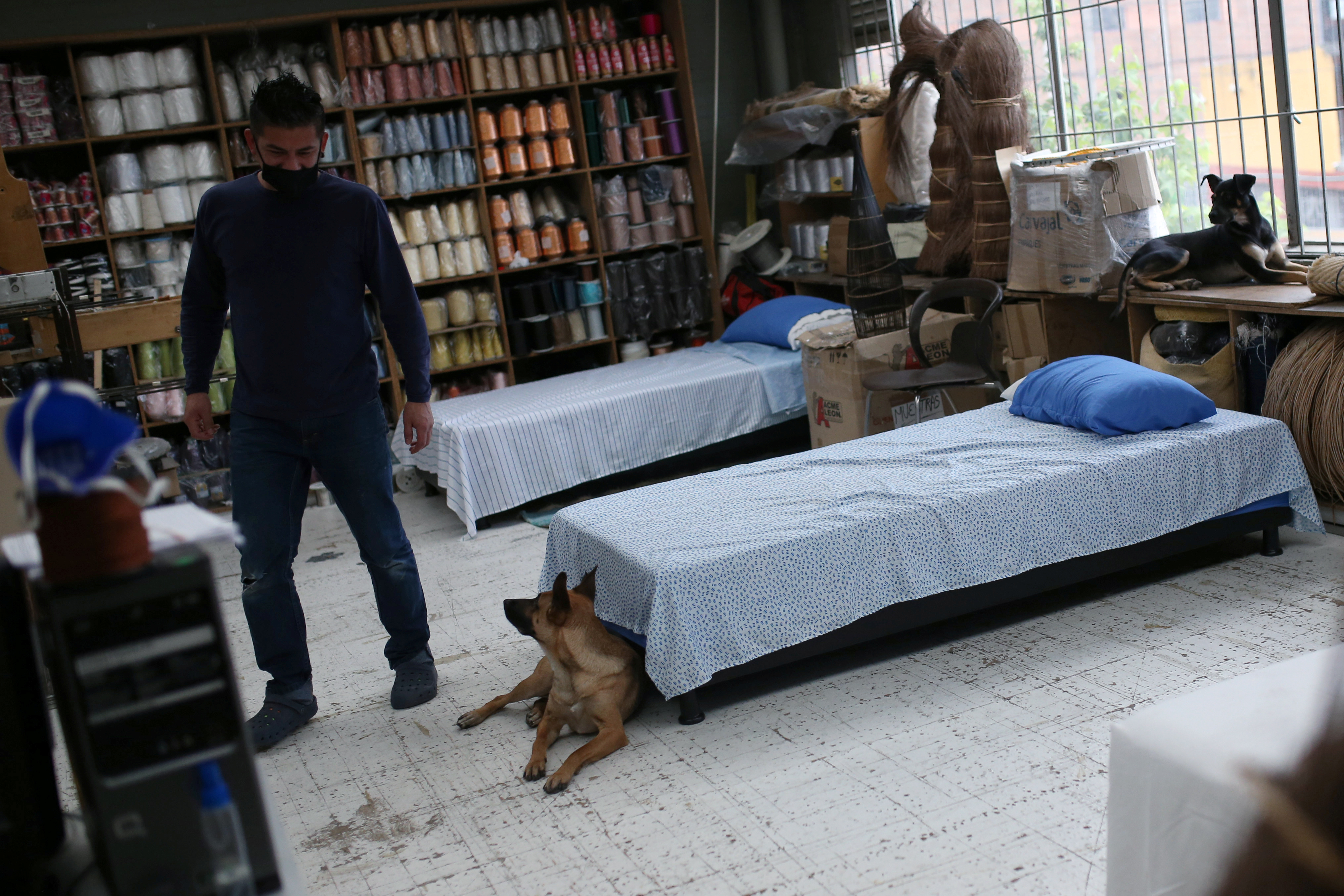 Entre dormitorios y cocinas, empresas colombianas se ajustan a lenta reapertura económica