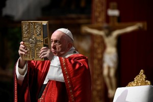 El Vaticano recuerda que es “inadecuado” usar fotocopias de la Biblia en misa