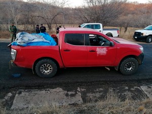Narcotraficantes dejan 12 cuerpos en una camioneta en el occidente de México