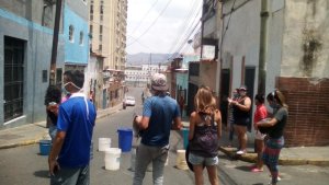 Régimen intentó calmar los ánimos a escasos metros de Miraflores enviando una cisterna de agua ante escasez (Video)