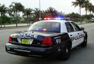 La policía busca a un conductor que golpeó a una mujer en Miami Beach