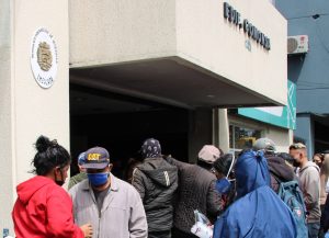 Venezolanos a la intemperie junto al Consulado en Quito, esperando su repatriación