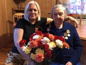 Bloguera rusa de 97 años recauda dinero para médicos muertos por Covid-19