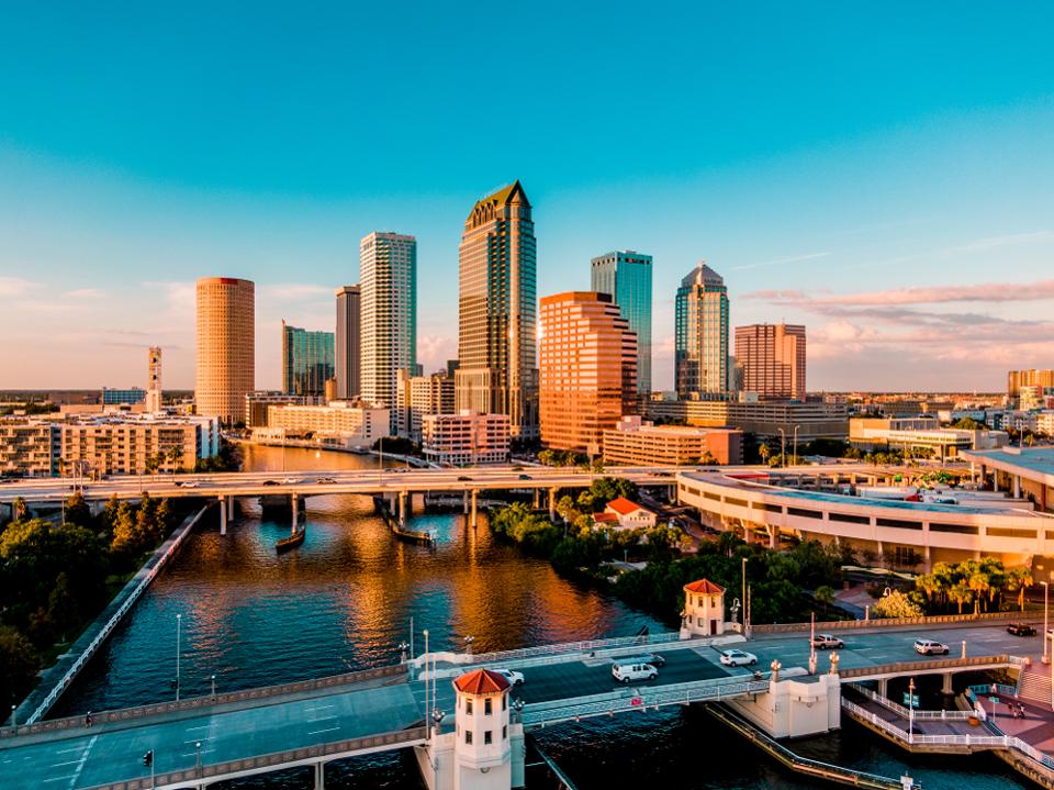 Tampa cierra caminos para permitir que los restaurantes y minoristas operen con distanciamiento social