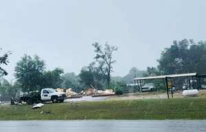 Tornado arrasa con negocios y asilos de ancianos en Texas