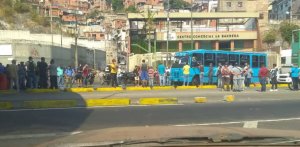 Transportistas y motorizados protestan en el terminal de La Bandera por la crisis de la gasolina #12May (FOTO)