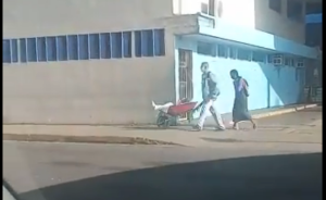 Las “ambulancias” del chavismo: En un CDI de San Félix trasladan a los enfermos en carretillas #13May (VIDEO)