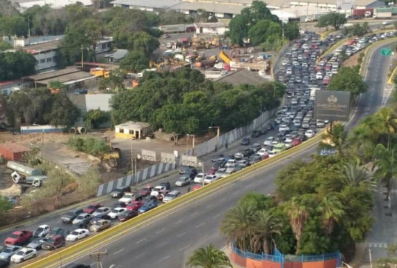 En la entrada hacia Catia La Mar se formó LA MAMÁ de las colas para echar gasolina #26May (FOTO)