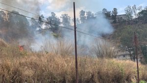 Reportan incendio forestal en un cerro adyacente al Centro Comercial Manzanares #13May (VIDEO)