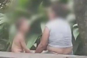 ¡Inhumano! Encadenaba a su hijo de cinco años “porque era muy inquieto” (VIDEO)
