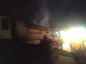 EN FOTOS: Gandola de Pdvsa Gas se incendió en la autopista Gran Mariscal de Ayacucho