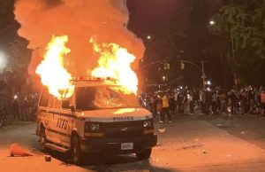 Una bomba molotov fue lanzada en un auto con policías en Nueva York durante protesta (Fotos)