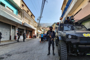 Con helicópteros, tanquetas y un “bandón” de efectivos: El régimen Maduro mete a toda su artillería en Petare (IMÁGENES)