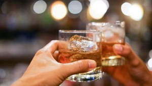 ¿Se puede consumir alcohol después del refuerzo de la vacuna contra el Covid-19?