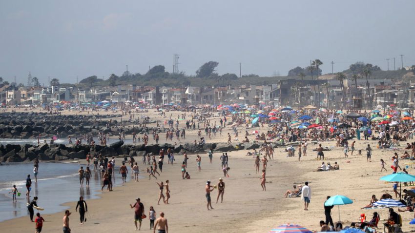 Exigen distanciamiento social para visitantes en playas de California