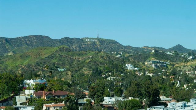 https://www.lapatilla.com/wp-content/uploads/2020/05/Hollywood-Hills-Houses-iStock-1.jpg?resize=640%2C360
