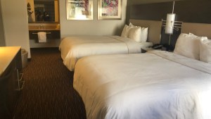 California busca más cuartos de hotel para hospedar a indigentes durante cuarentena