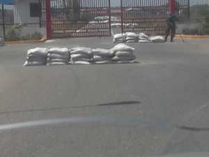 ¿Qué traman? Reportan que entrada del Aeropuerto de Higuerote es obstruida con barricadas (FOTOS) 